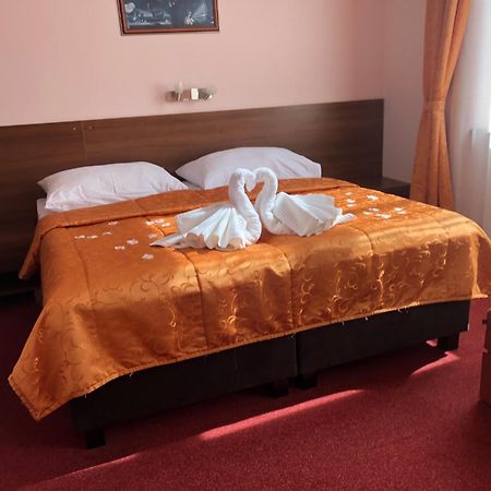 Hotel Jelen Hlohovec Exterior photo