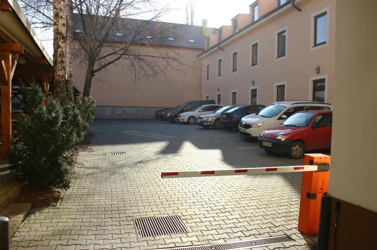 Hotel Jelen Hlohovec Exterior photo