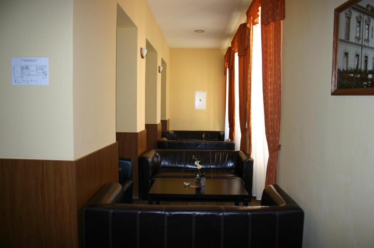 Hotel Jelen Hlohovec Exterior photo