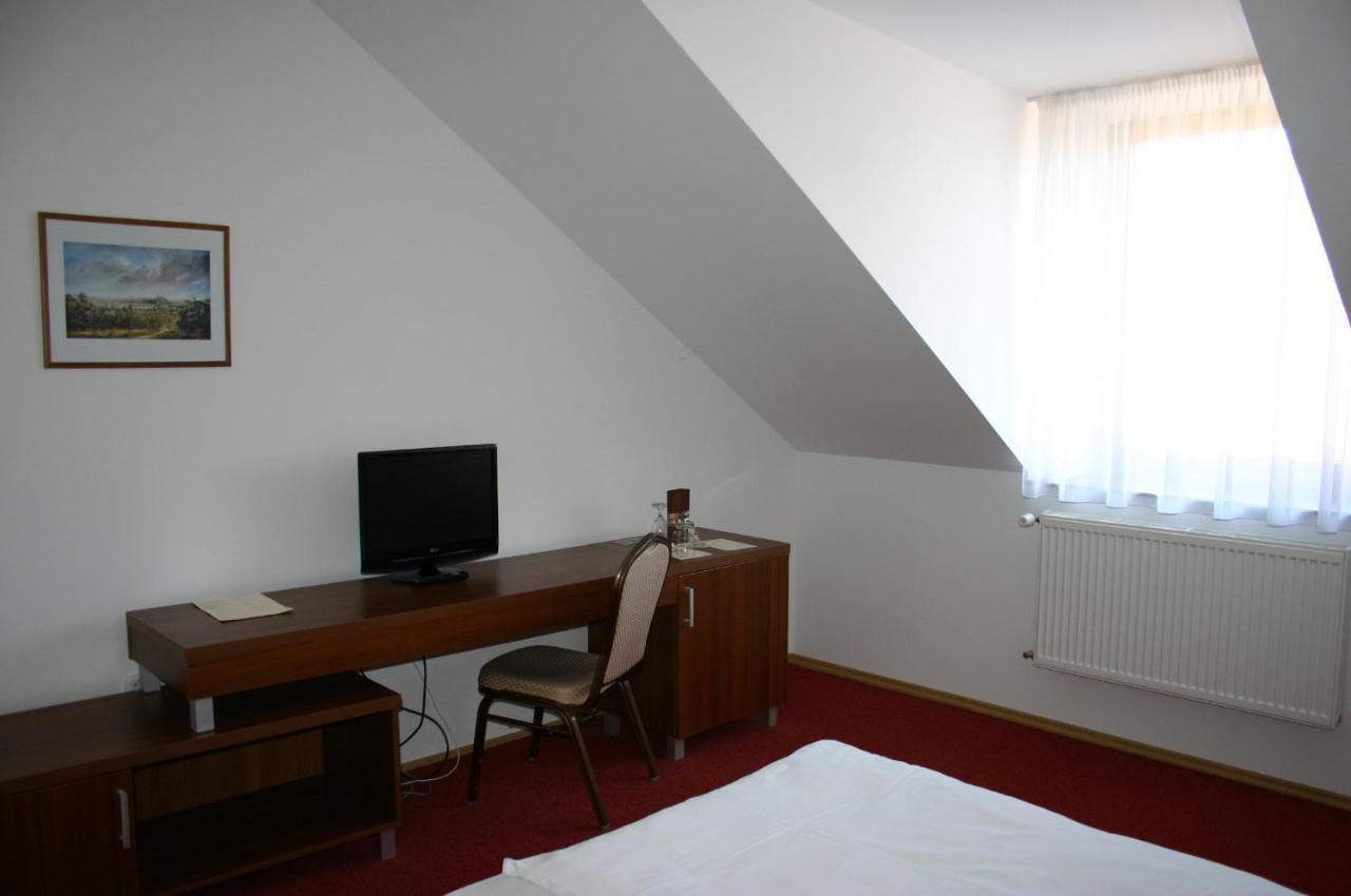 Hotel Jelen Hlohovec Room photo