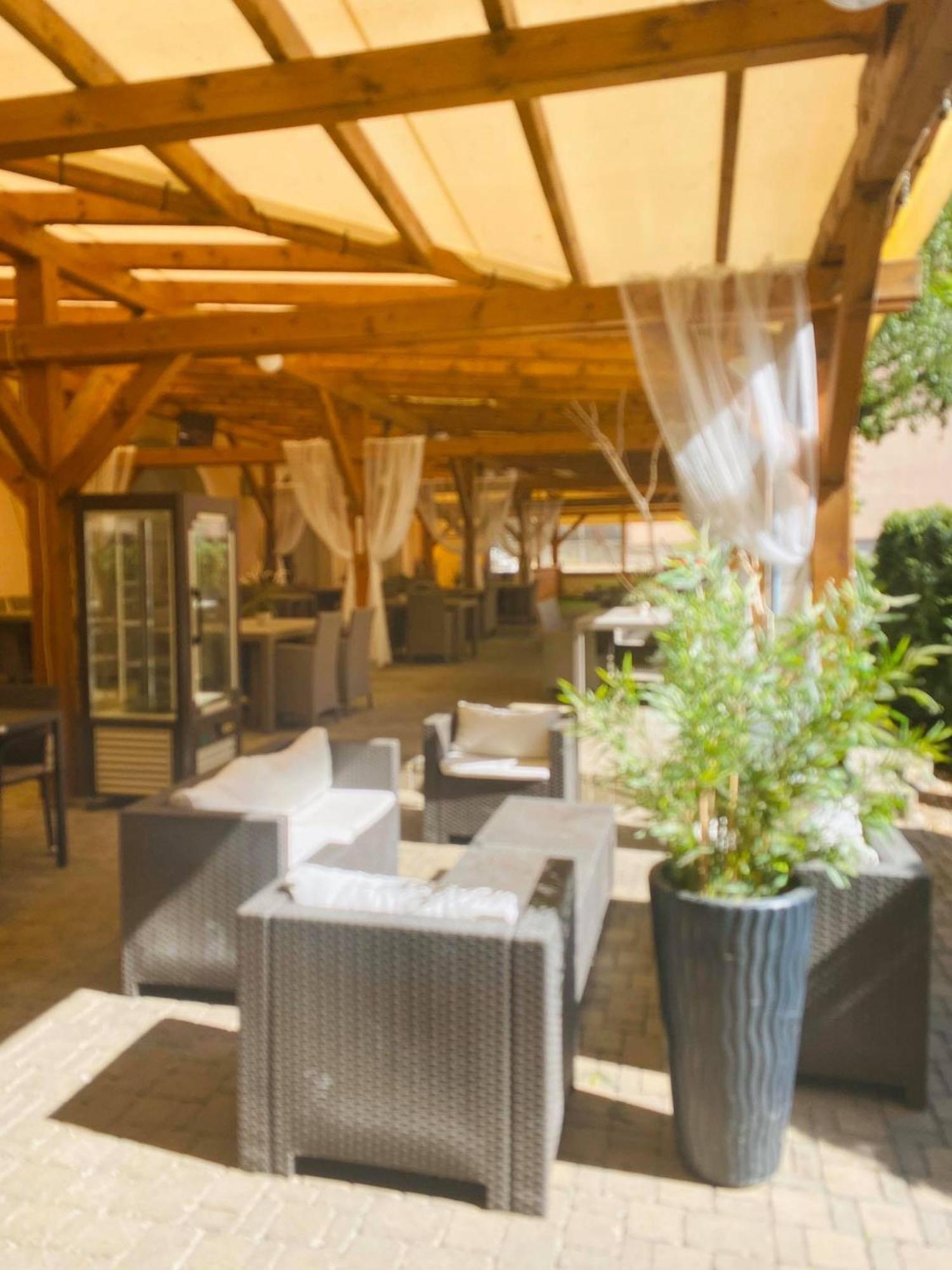 Hotel Jelen Hlohovec Exterior photo