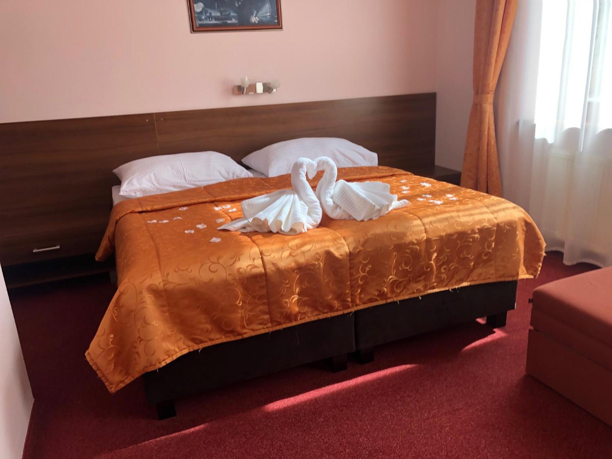 Hotel Jelen Hlohovec Exterior photo